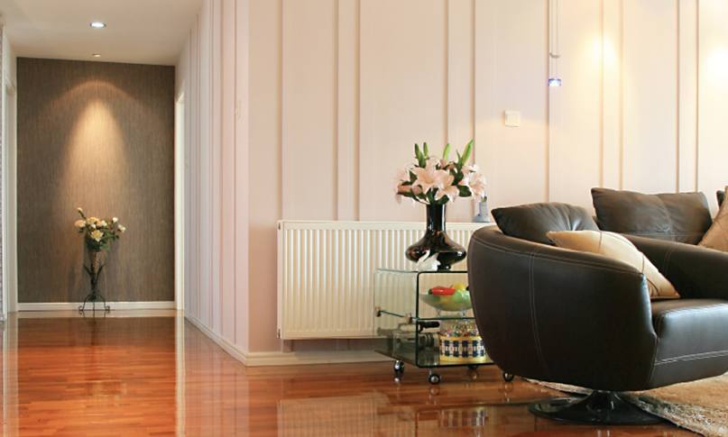     在我們挑選暖氣片時，不僅要看價格，還要看產(chǎn)品和服務，才能避免吃虧上當。

    選擇暖氣片從哪些角度出發(fā)?

    1.看材質(zhì)

    材質(zhì)影響到產(chǎn)品的使用和壽命。廠家選擇的材質(zhì)過關，不僅在使用中減少漏水等問題，還能夠延長暖氣片的壽命。用戶在挑選材質(zhì)時，可以咨詢一下鋼管或銅管的壁厚，一些特殊產(chǎn)品的片頭和壁厚是不同的，片頭需要加厚，才能抵抗住常年侵蝕。材質(zhì)要求均勻，無凸起，無水波紋。

    2.看安裝

    很多廠家都有自己的安裝隊，或者有固定合作的安裝隊。安裝人員統(tǒng)一持證上崗，經(jīng)驗豐富。對自己工廠的產(chǎn)品也比較了解，在測量、方案設計中考慮細致全面。暖氣片安裝時噪音小，測量、打孔、懸掛、打壓等步驟齊全考究，接口緊密，管路布局橫平豎直，彎管接頭少。

    3.看工藝

    暖氣片的生產(chǎn)工藝和品牌廠家密不可分。有些不良小廠家采用回收二手暖氣片，簡單去銹刷漆之后再投放市場，雖然暖氣片價格很便宜，但這種暖氣片往往使用不了一兩年就會漏水。真正品質(zhì)好的暖氣片，往往通過下料、打孔、焊接、組裝、打壓、打磨、噴涂等幾十道精細工序生產(chǎn)而成，后還有嚴格的質(zhì)檢。這樣的暖氣片使用起來才會安心。

    4.看售后

    正規(guī)產(chǎn)品都有相關的質(zhì)保協(xié)議，在質(zhì)保期內(nèi)出現(xiàn)質(zhì)量問題可以免費更換，因為暖氣片的品質(zhì)問題給用戶造成的財產(chǎn)損失，還可以通過保險賠付。強大妥善的售后不僅是品牌實力的體現(xiàn)，也是產(chǎn)品過硬品質(zhì)的體現(xiàn)。

    5.看品牌

    一款品牌形成往往需要多少年的沉淀和口碑傳播，才能在市場上占領一席之地。品牌類廠家，不僅有實力在選材、工藝方面投入較高的成本，在后期服務上也有相關的保障。一旦產(chǎn)品出現(xiàn)問題，可以免費更換，出現(xiàn)暖氣片不熱等問題，還可以上門維修。不會出現(xiàn)暖氣片漏水等問題找不到廠家、相互推卸責任等問題。

    挑選暖氣片時，不僅要看價格，還要看產(chǎn)品和服務，才能避免吃虧上當。

    更多資訊盡在鼎格舒適家，免費設計方案和報價。鼎格舒適家www.ads3.com.cn(全稱四川鼎格舒適家科技有限公司)是知名成都地暖公司，專業(yè)提供地暖，暖氣片，中央空調(diào)，新風，凈水系統(tǒng)的銷售，設計，安裝等服務。